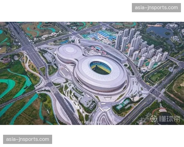 成都凤凰山专业足球场再度上演“星光”看台，球迷文化成焦点