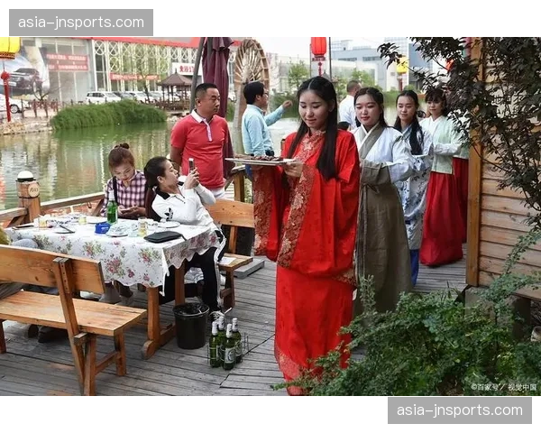 本地餐饮、零售品牌通过场景化植入深度参与赛事氛围营造。