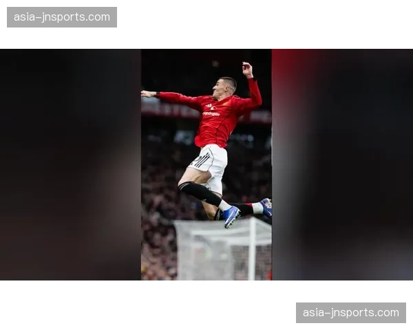 特写：贝林厄姆替补登场，伯纳乌八万名观众起立鼓掌