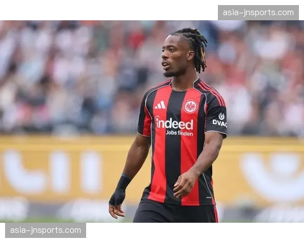 镜头语言：尼斯主帅在场边为一次成功的协同造越位挥拳庆祝